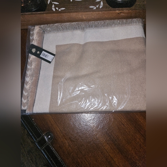 Banana Republic Poncho in Cream - Picture 3 of 4